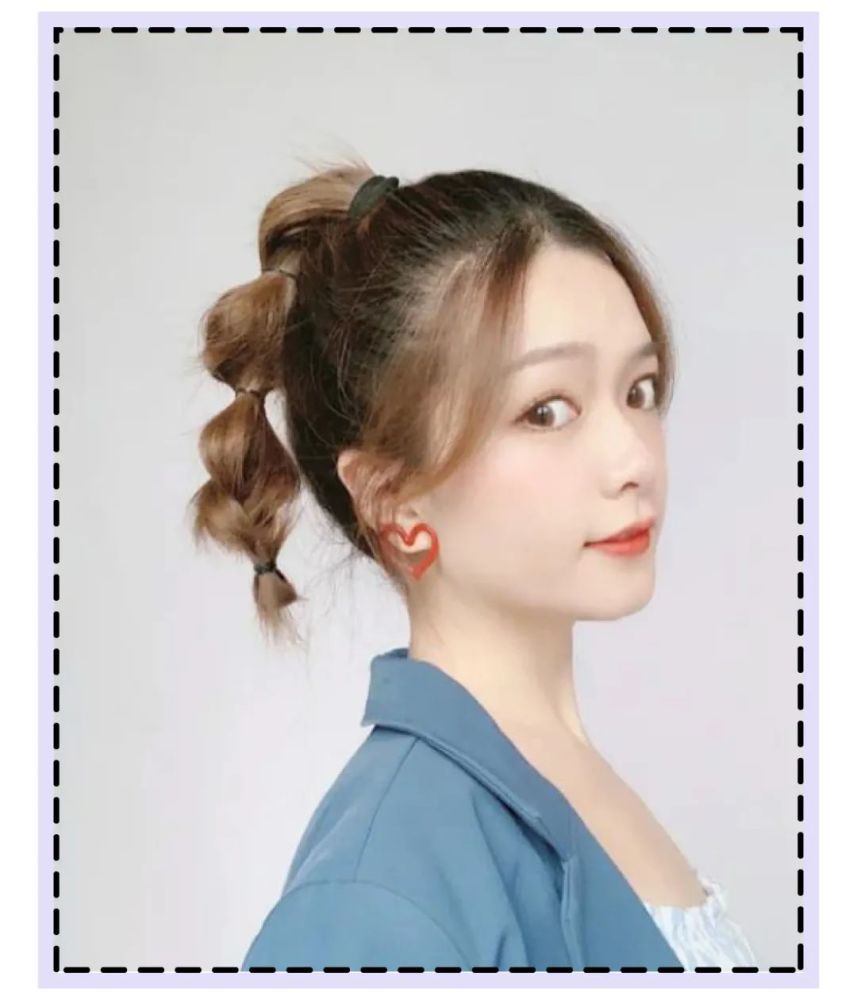 用一次性小皮筋,把编好的麻花辫扎成几个小节,具体多少按自己的头发