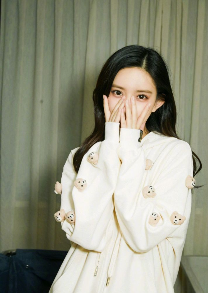 孟子义的穿搭简约又时尚身穿白色卫衣搭配黑色打底裤高级洋气