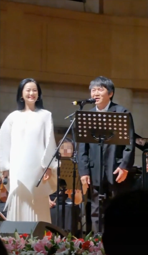 咏梅与老公合唱,身材成桶形素颜又粗糙,网友却赞她真实有气质!