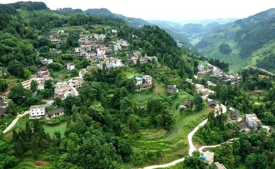 沿河清泉村昔日山沟穷今朝山村美