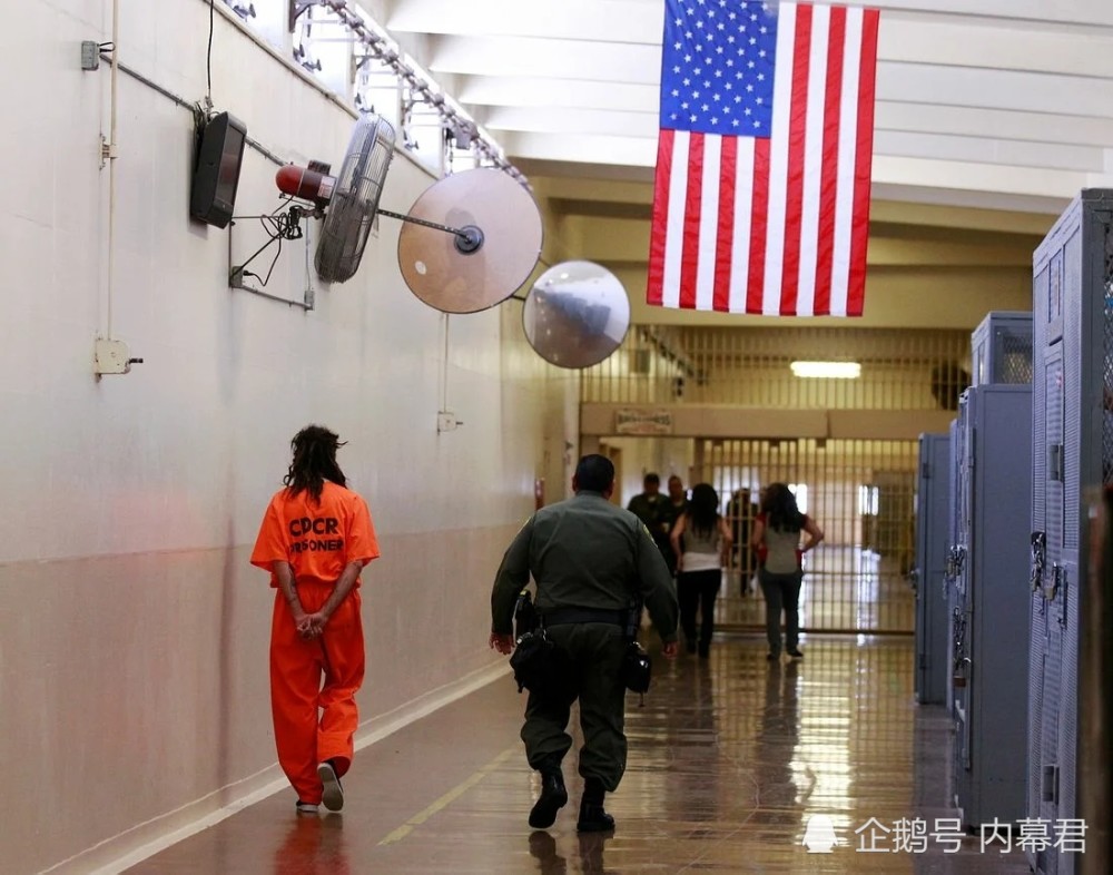 美国狱警侵犯7名女囚被判入狱40个月法官你有家庭责任感少判你7个月