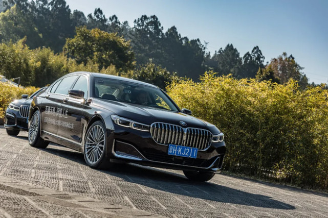 预算100万入手宝马是要行政豪华感还是霸气有面儿你可得想好了