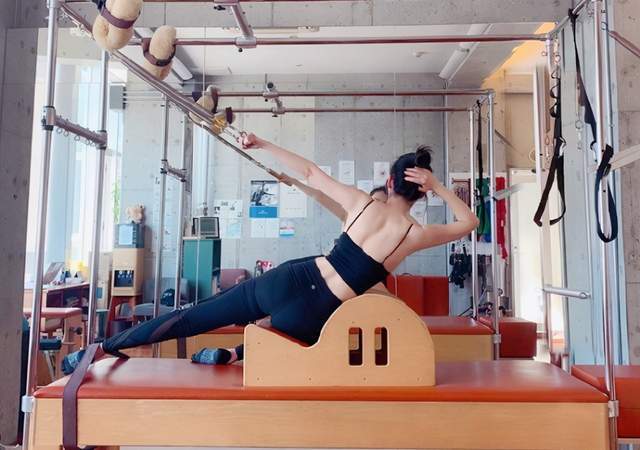 40岁田朴珺健身跳钢管舞,倒立秀s型身材,千万海景房罕曝光