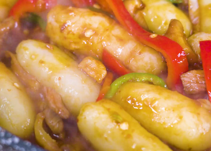 用山药做成芋圆,一煮一炒,鲜香味美,大人小孩都爱吃的解馋美味