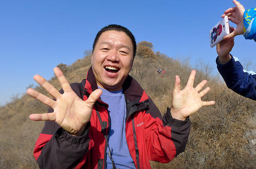 王哥三十多岁,长相一般,却找了个挺漂亮的老婆,想知道方法吗