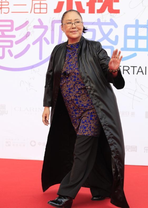 斯琴高娃本身是微胖身材,但是这套羽绒服穿搭却一点都不显胖,重点就