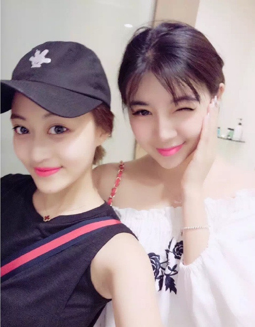 好友前往灵堂送别孙侨潞,公开现场遗照,孙妈妈摆放玩偶公仔陪伴女儿