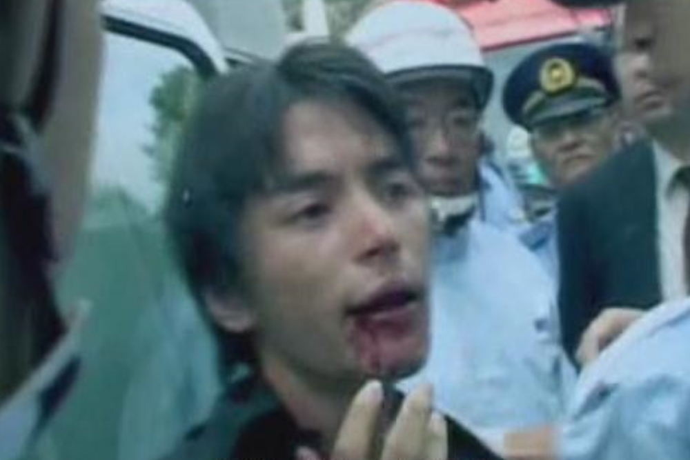 中国男子刘强火烧靖国神社被群殴 却仍高呼 我不会屈服于暴力 腾讯新闻