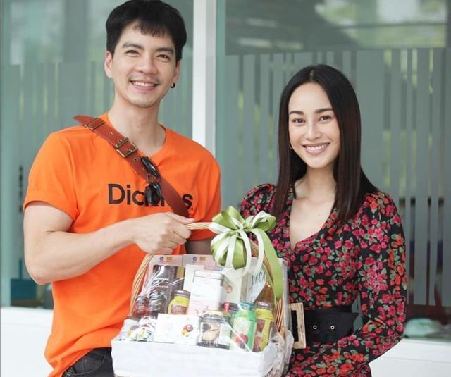 泰星new与女友now一起做功德,pong仍然单身_腾讯新闻