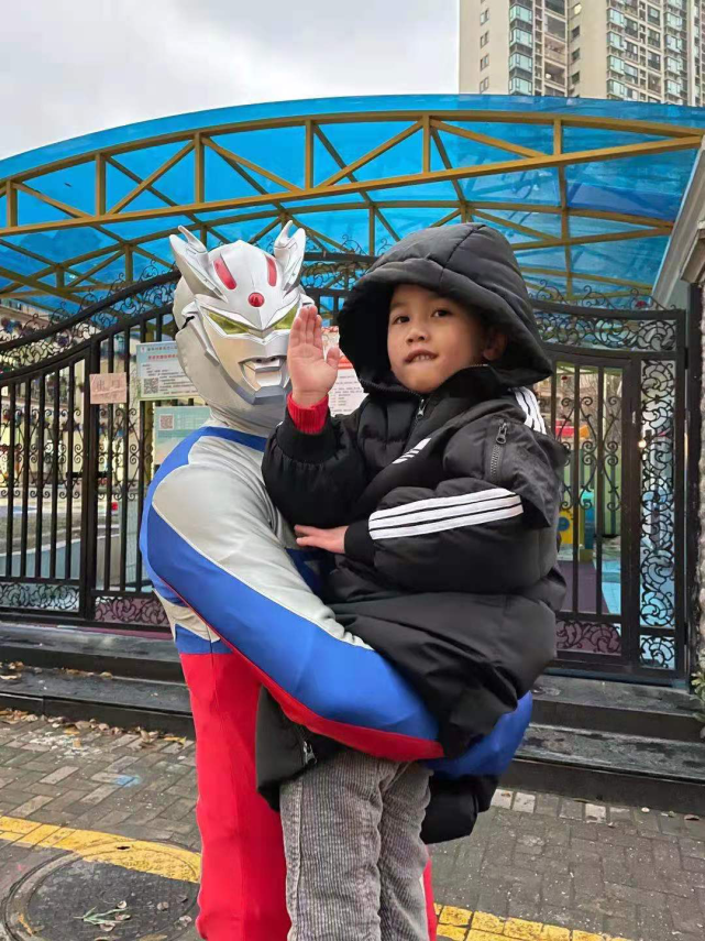 "这个奥特曼是我召唤来的",长沙一爸爸扮成奥特曼接儿子放学
