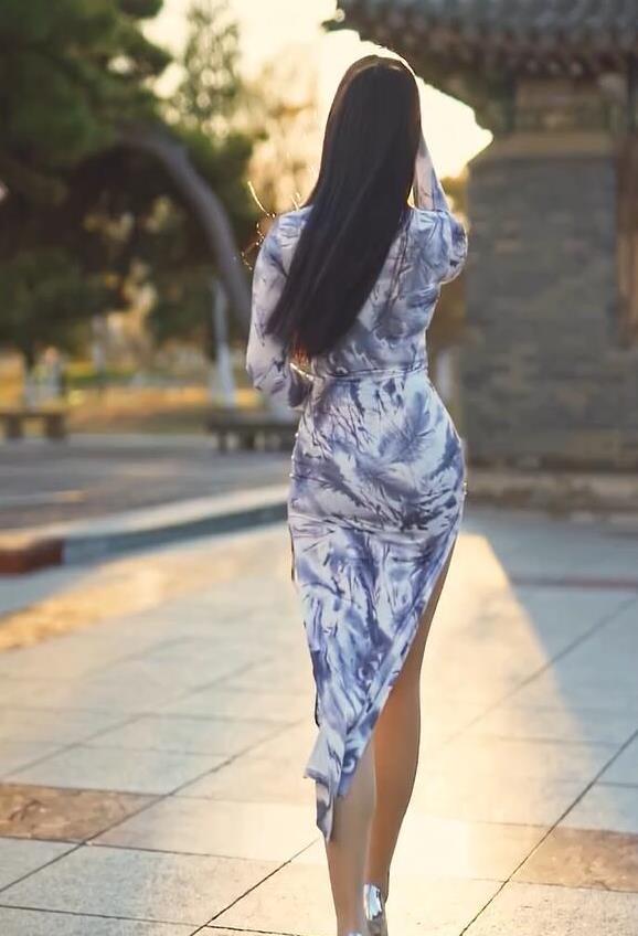 旗袍搭上银色高跟鞋,看着像精致"花瓶"般唯美