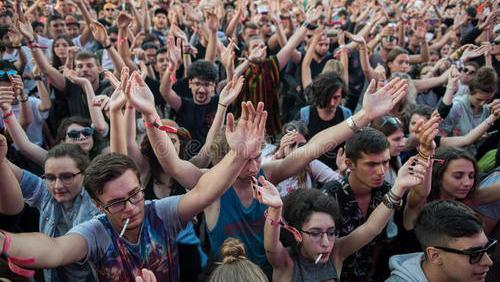 英国突然对美翻脸!伦敦法院外人群一片欢呼,白宫:此举绝不接受