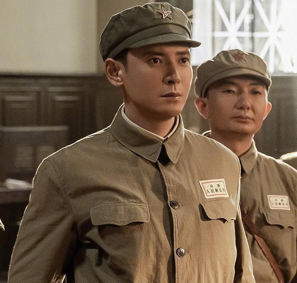口碑两极化?《跨过鸭绿江》收视居高不下,年轻主演却成吐槽焦点