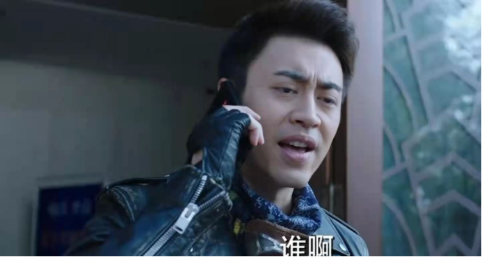 这也并不是刘凯第一次出演警察一类的角色13年《神犬奇兵》是他首部