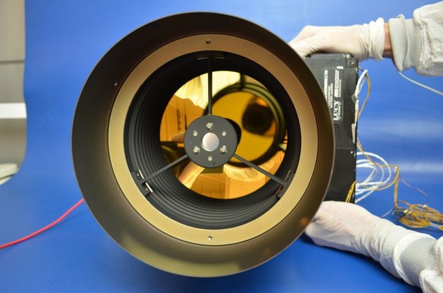 美国宇航局首次对特洛伊木马小行星进行考察时将第二台科学仪器集成在