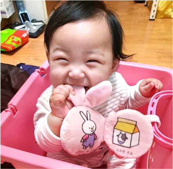 根据警方调查,女婴郑仁在6个月大的时候被张姓夫妻所收养,但是在这10