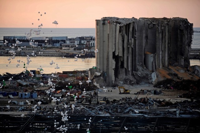 2020年10月4日,在黎巴嫩贝鲁特港口附近举行的悼念活动上,人们放飞