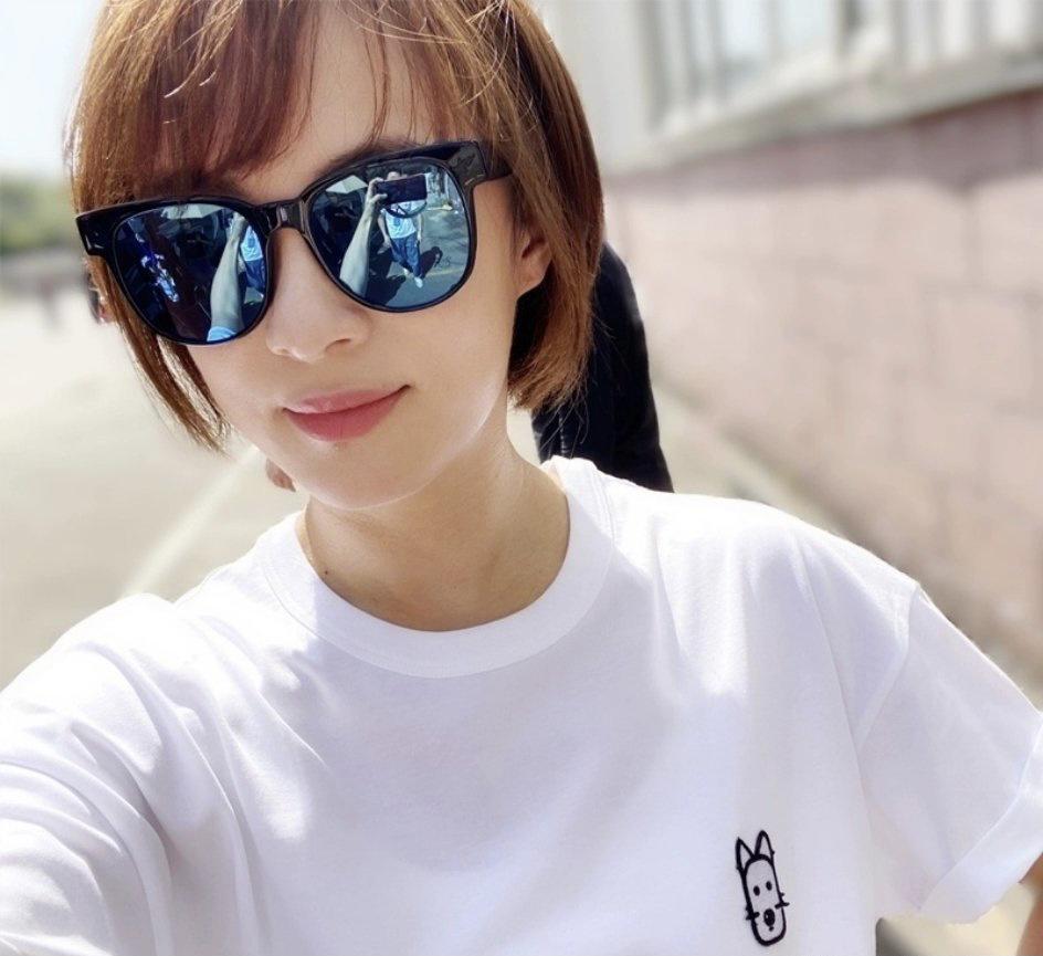 孙俪邓超带俩孩子去农场等等已到她肩膀高穿毛绒外套摘草莓