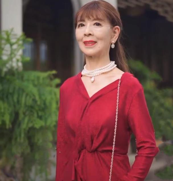 79岁奶奶68年坚持跳舞,穿短裙甩长发气质胜少女,被叫小姐姐_腾讯新闻