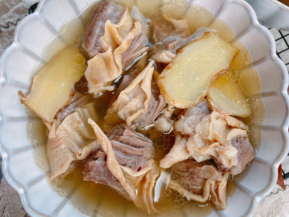 清炖牛肉汤想要好喝掌握1个细节牛肉软烂汤色清亮原汁原味