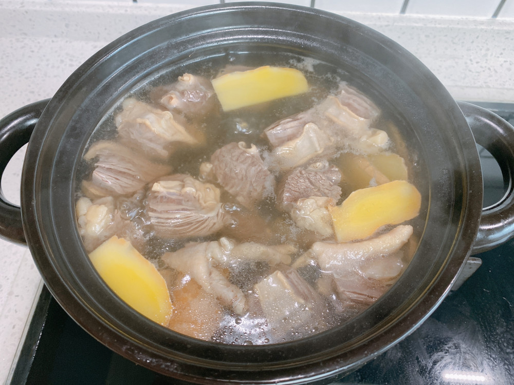 清炖牛肉汤想要好喝掌握1个细节牛肉软烂汤色清亮原汁原味