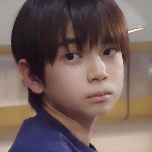 松本润小时候简直就是花样男子本人,从小就有种华丽的感觉,五官精致