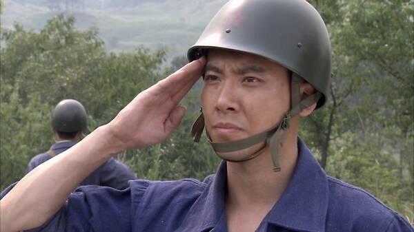 《跨过鸭绿江》里"梁大牙"饰演者赵波实力圈粉,刚晋升为奶爸_腾讯新闻