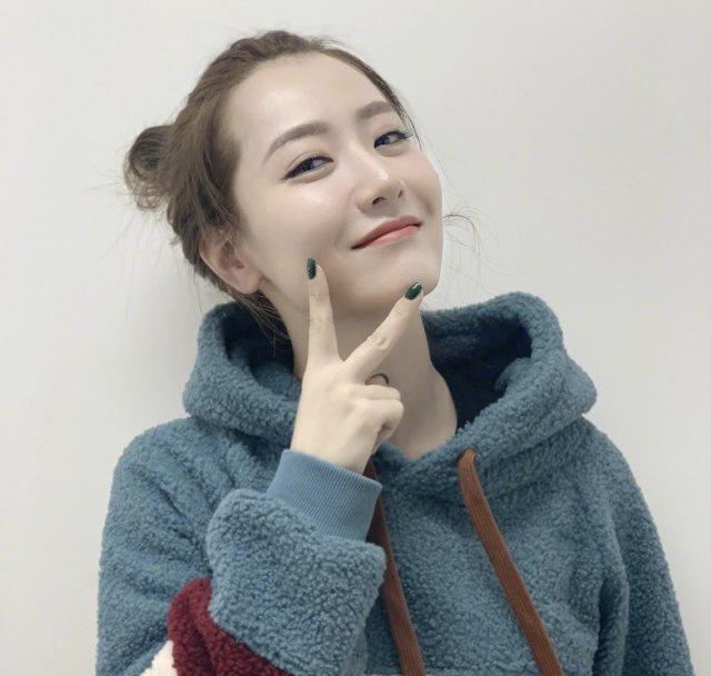 白冰乘风破浪后事业回暖拼色卫衣超减龄皮肤白皙亮眼