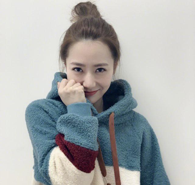 白冰乘风破浪后事业回暖拼色卫衣超减龄皮肤白皙亮眼