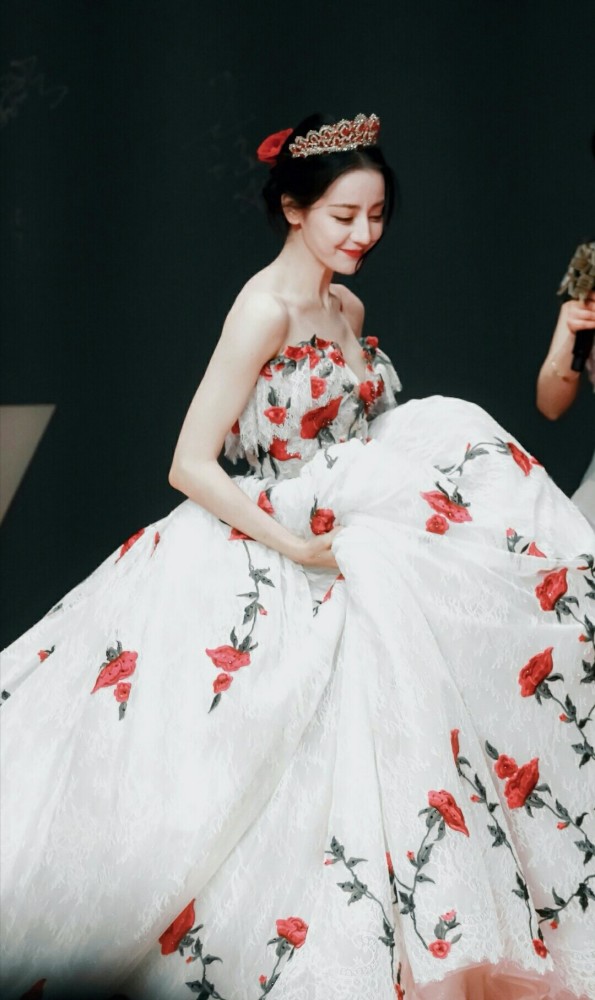 迪丽热巴是玫瑰庄园走出来的公主吧