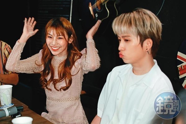 邱锋泽砸千万力捧采子出片爱到同居ing新mv亲昵合照传情