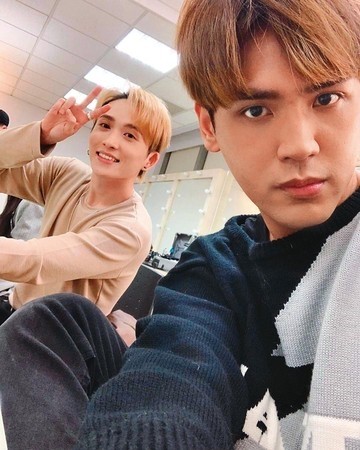 "亿万小开"邱锋泽爆同居采子!半夜遛狗泄…被拍私下真实互动