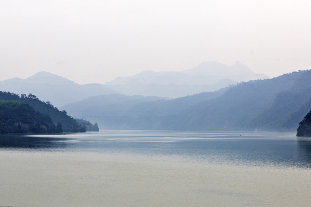 水中有山山绕水生水行山中富春江一幅淡雅的水墨画卷