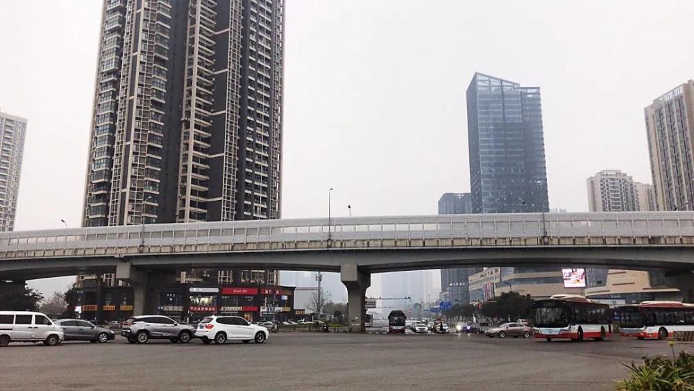 连接了成南高速,二仙桥东路,十里店路,新成华大道等多条道路,而且每条