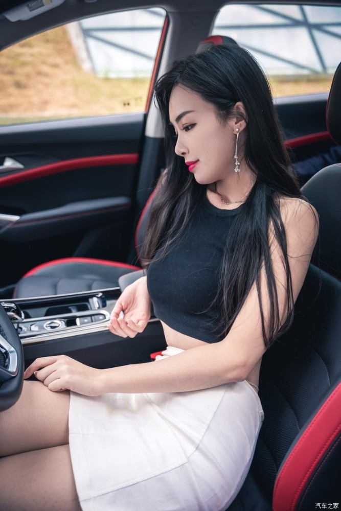 短裙美少女信赖的德系品质思皓x8拥有德系管理体系和质量保障