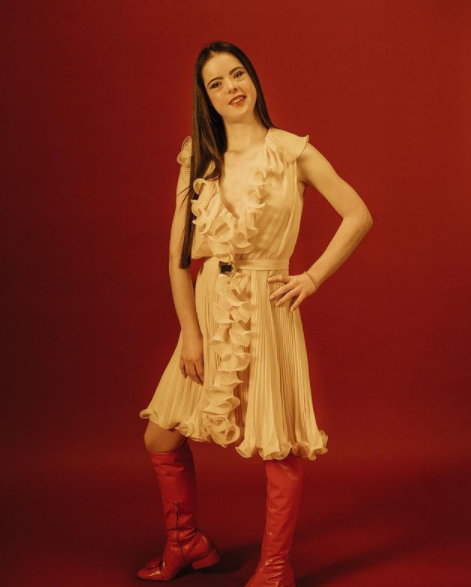 玛丽安喜欢盛装打扮,看起来很时髦.