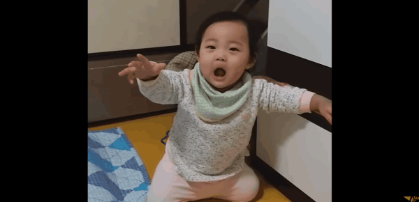 2020年10月13日,出生16个月,被养父母领养271天后,郑仁雅( )在首尔阳