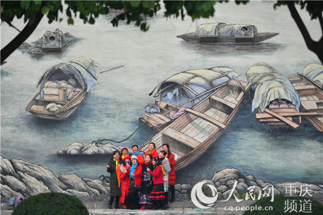 重庆南滨路大型壁画扮靓街头