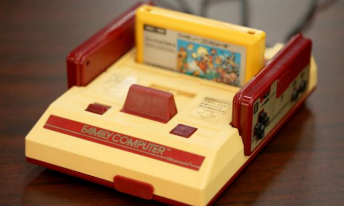 与任天堂同时期,雅达利则正遭受着极大的危机,由于第三方游戏公司加入