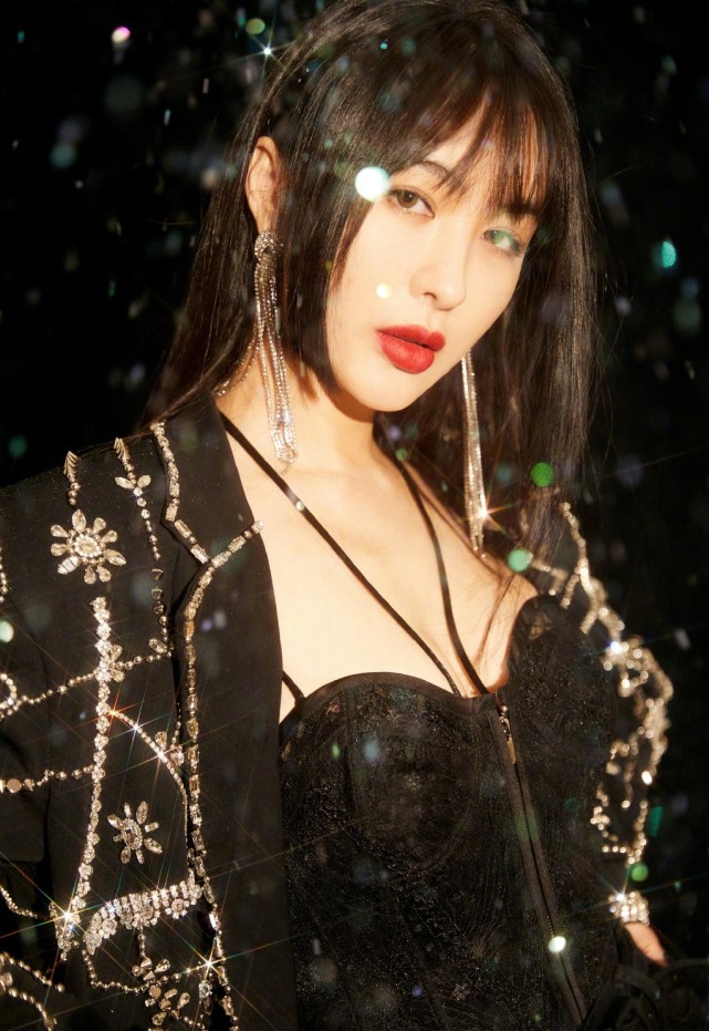 终于不走清纯风了李菲儿黑发公主切太经典配上抹胸裙身材真好