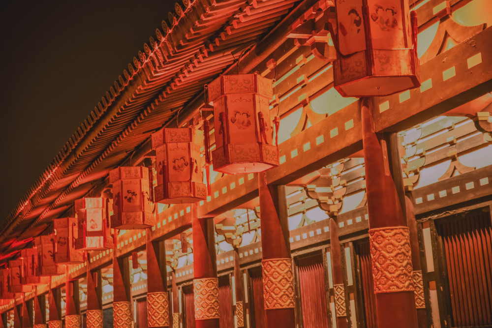 襄阳古城就是按照剧中的建筑原型而建造的,自从《妖猫传》上映之后,5