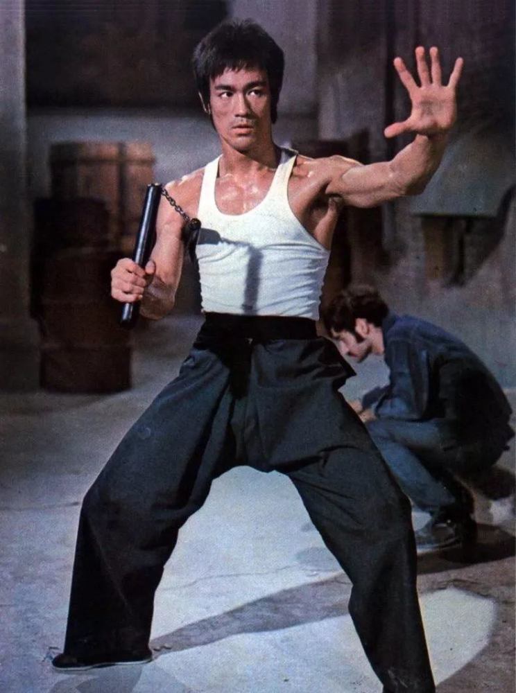 对于小龙堡的这个招牌动作再熟悉不过了,这完全就是李小龙的经典造型