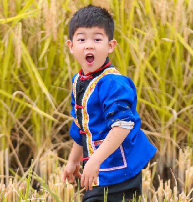 9岁安吉又胖了近照身材圆润撞脸陈赫表情僵硬不如弟弟小鱼儿