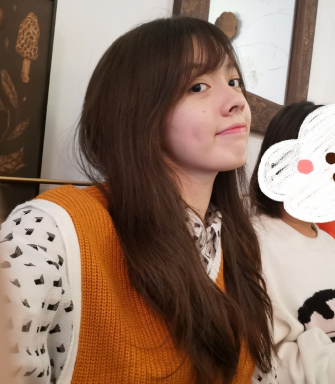 果然从小的一些面对镜头早就让刘黛希小姐姐变得很自信了,这样纯粹的