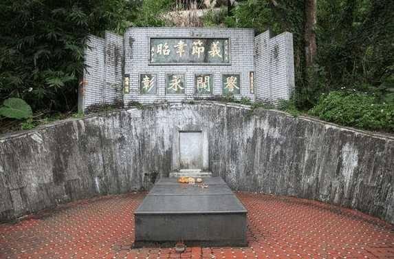 上海皇帝杜月笙台湾墓地破旧墓碑朝向上海坟冢后8个字醒目