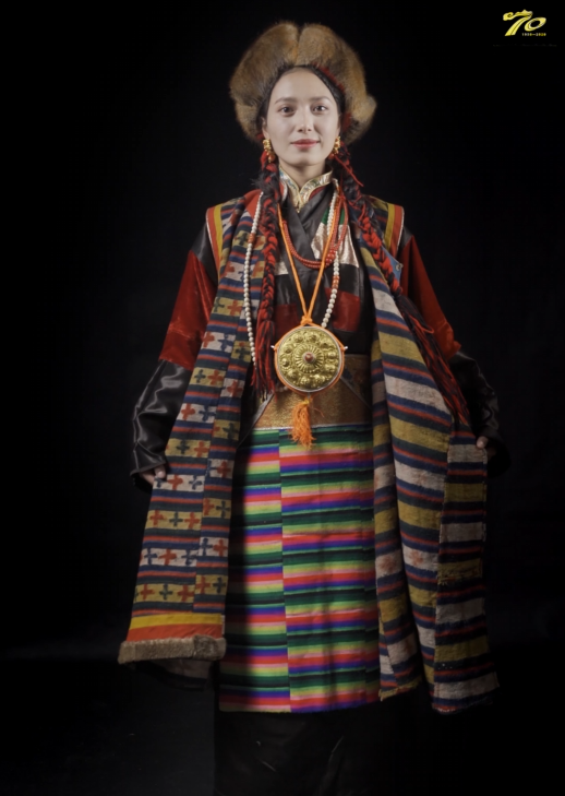 康南农区最具代表性的是服饰是"疯装",巴塘服饰最初形成于文成公主