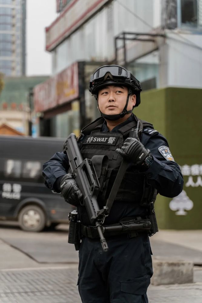 团员,1994年4月生,现任安顺市公安局西秀分局特(巡)警大队四级警长