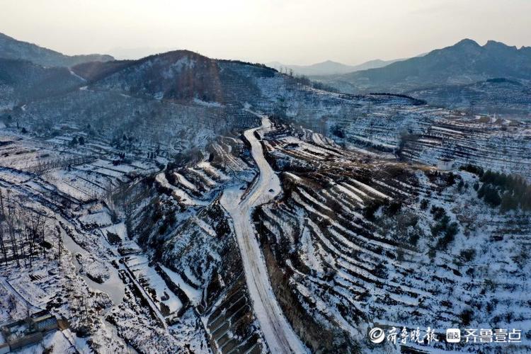 情报站|壹粉航拍雪后日照五莲九仙山北麓,积雪覆盖犹如仙境