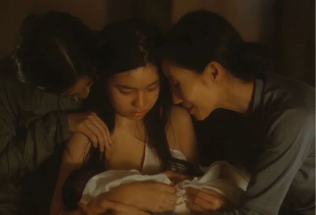 家中的太太们为她入殓,看着棺材里冤屈的新娘,抱着新生儿的小云似乎