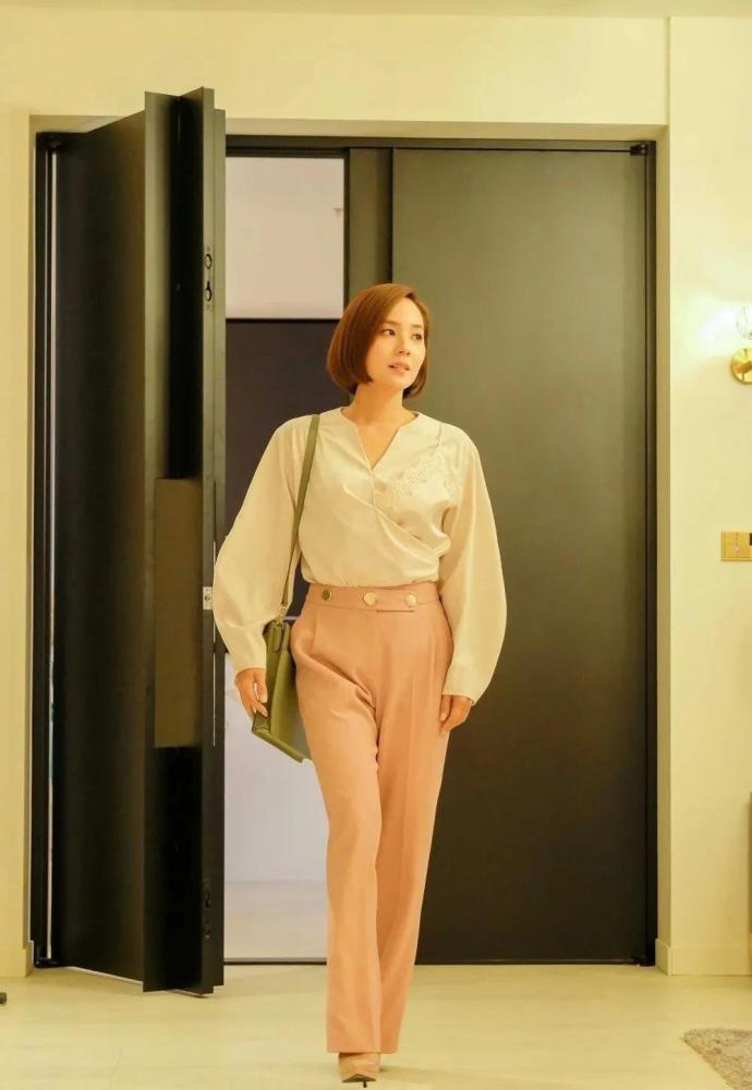 职场如何穿搭,这部《顶楼》韩剧里的三位女主角值得借鉴_腾讯新闻